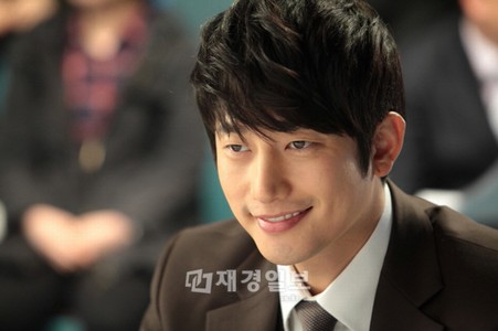 “ブラウン管の皇太子”と呼ばれ視聴者を魅了している俳優パク・シフが、『私が殺人犯だ』でスクリーンデビューする。連続殺人犯イ・ドゥソクに扮して、新たな魅力をアピールする予定だ。 