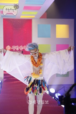 BIGBANG(ビッグバン)のG-DRAGONが『無限挑戦』で下着ファッションショーを繰り広げる。
BIGBANG(ビッグバン)のG-DRAGONが『無限挑戦』で下着ファッションショーを繰り広げる。