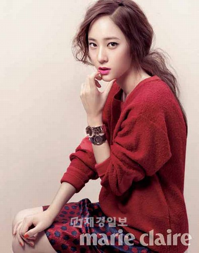 ガールズグループf(x)のビクトリアとクリスタルが、マークバイマークジェイコブス（Marc by Marc Jacobs）のグラビアで、弾ける魅力をアピールした。写真=マリ·クレール、フォッシルコリア