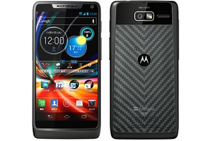 「RAZR（レーザー） M SoftBank 201M」（画像：シャープ）