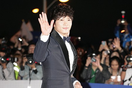 釜山海雲台・映画の殿堂で4日に開かれた「第17回釜山国際映画祭」の開幕式にパク・シフ、パク・シネ、イ・ビョンホン、チソン、ムン・グニョン、Miss Aスジ、JYJジェジュン、キム・ヒョンジュン（マンネ）など多数の俳優が出席した。