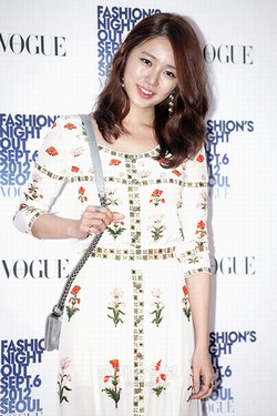 女優ユン・ウネが韓国MBC新ドラマ『会いたい』のヒロインとして約1年5か月ぶりにブラウン管に復帰する。 女優ユン・ウネが韓国MBC新ドラマ『会いたい』のヒロインとして約1年5か月ぶりにブラウン管に復帰する。