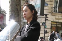 最近、韓国のインターネット掲示板に、コン・ヒョジンのフランスでの様子を捕えた写真が掲載され、話題となっている。写真=オンラインコミュニティ