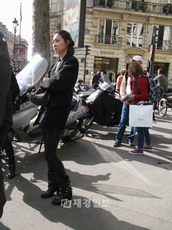 最近、韓国のインターネット掲示板に、コン・ヒョジンのフランスでの様子を捕えた写真が掲載され、話題となっている。写真=オンラインコミュニティ