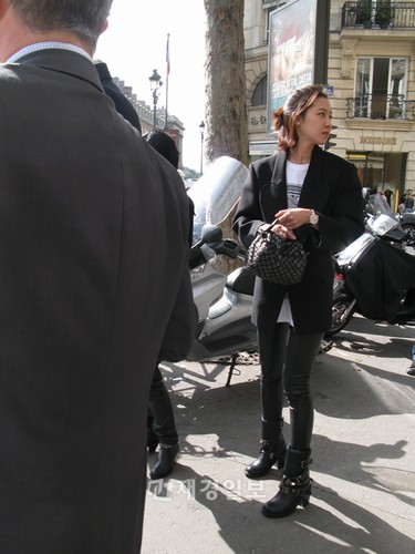 最近、韓国のインターネット掲示板に、コン・ヒョジンのフランスでの様子を捕えた写真が掲載され、話題となっている。写真=オンラインコミュニティ