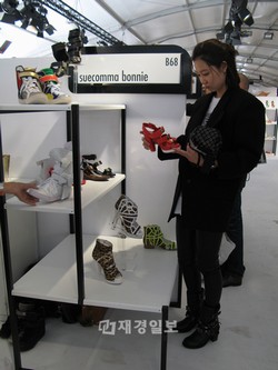 最近、韓国のインターネット掲示板に、コン・ヒョジンのフランスでの様子を捕えた写真が掲載され、話題となっている。写真=オンラインコミュニティ