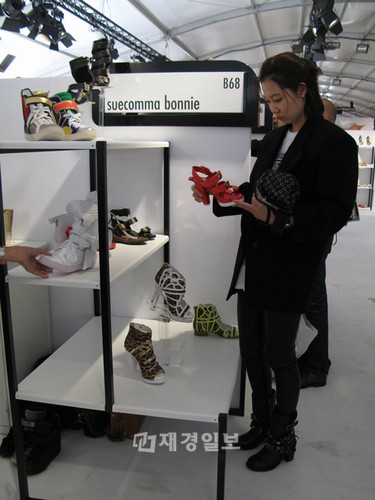 最近、韓国のインターネット掲示板に、コン・ヒョジンのフランスでの様子を捕えた写真が掲載され、話題となっている。写真=オンラインコミュニティ