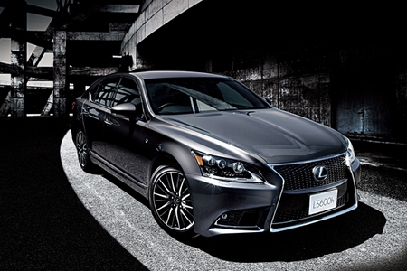 LS600h“F SPORT”オプション装着車(画像:トヨタ自動車) LS600h“F SPORT”オプション装着車(画像:トヨタ自動車)
