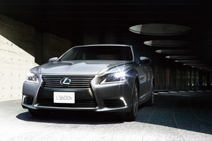 LS600h“version L”オプション装着車(画像:トヨタ自動車) LS600h“version L”オプション装着車(画像:トヨタ自動車)