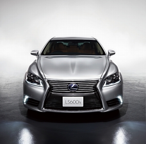 LS600h“version L”ソニックシルバー オプション装着車(画像:トヨタ自動車) LS600h“version L”ソニックシルバー オプション装着車(画像:トヨタ自動車)
