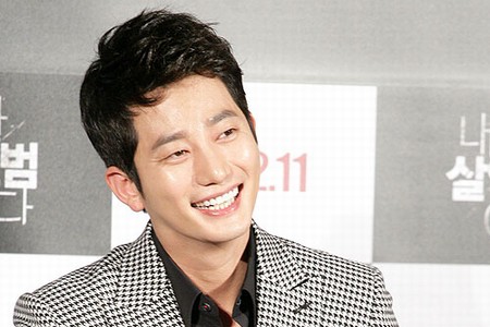 10日午前、ソウルのメガボックスで、アクションスリラー映画『私が殺人犯だ』の制作報告会が開かれ、主演俳優のパク・シフとチョン・ジェヨンが出席した。
