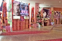 俳優パク・シフの国内外ファンが、映画『私が殺人犯だ』の製作報告会に大規模な応援のドリーミー米花輪を送り、注目を集めている。写真=ドリーミー