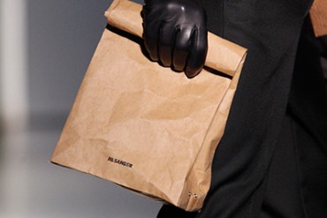 完売続きで話題のジル・サンダーのあの“紙袋”がオンラインストアで再販開始！