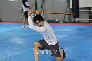 最近、ドラマで朝鮮時代にタイムスリップした医師役を演じたソン・スンホンが、今回は高麗時代にタイムスリップし、伝令人ムジン役を演じるという。 最近、ドラマで朝鮮時代にタイムスリップした医師役を演じたソン・スンホンが、今回は高麗時代にタイムスリップし、伝令人ムジン役を演じるという。