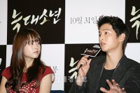 ソン・ジュンギ&パク・ボヨン主演映画『オオカミ少年』メディア試写会 パク·ポヨン、ソン・ジュンギ（22）