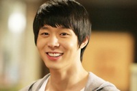 ネチズンたちが、映像に信頼感を与える“名品ボイス”男性芸能人に、グループJYJのパク・ユチョンを選んだ。