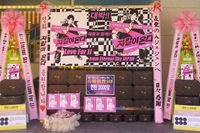 JYJキム・ジェジュンの日本人ファンらが、映画『ジャッカルが来る』のショーケースに練炭花輪とマンゴー花輪を贈り映画の成功を祈願した。写真＝ドリーミー