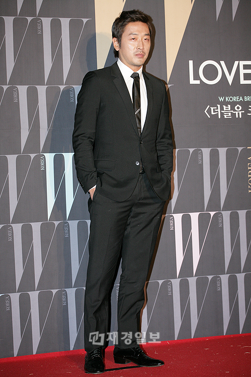 『W Korea』の乳がんチャリティー、少女時代ジェシカ、イ・ドンウクらスターが参加（21） ハ・ジョンウ