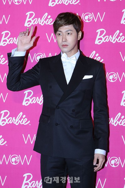 「2012 バービー＆ケンアワード」で東方神起のユンホが少女時代ジェシカとともにバービー＆ケンアワードを受賞した。