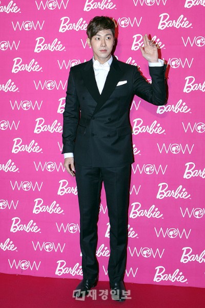 「2012 バービー＆ケンアワード」で東方神起のユンホが少女時代ジェシカとともにバービー＆ケンアワードを受賞した。