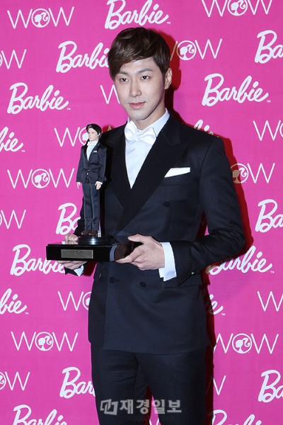 「2012 バービー＆ケンアワード」で東方神起のユンホが少女時代ジェシカとともにバービー＆ケンアワードを受賞した。