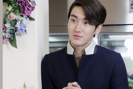 化粧品ブランド「マモンド」のモデルを務めるSUPER JUNIOR（スーパージュニア）のシウォンが、顧客サービスの一環として、当選者に直接マモンド新製品と花束を配達するイベントを行った。