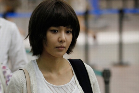 少女時代スヨンの、意外に地味な空港ファッションがキャッチされて注目を浴びている。