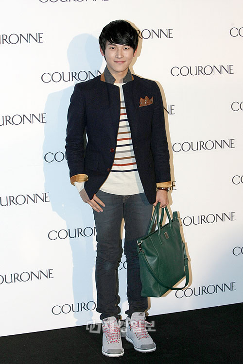 T-ARAウンジョン＆ヒョミン、ZE:Aイム・シワンら「COURONNE」オープニングイベントに出席（17） ZE:Aのイム・シワン