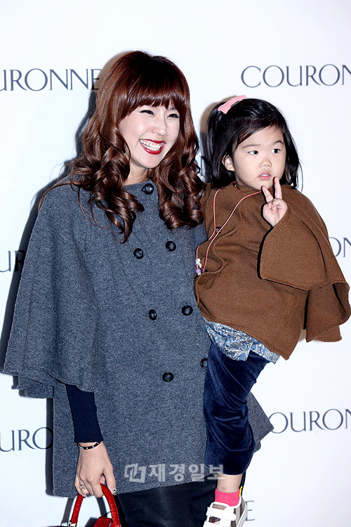 T-ARAウンジョン＆ヒョミン、ZE:Aイム・シワンら「COURONNE」オープニングイベントに出席（3） イ・ユンミと娘・アラちゃん