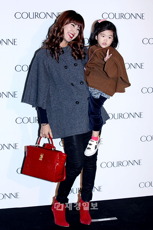 T-ARAウンジョン＆ヒョミン、ZE:Aイム・シワンら「COURONNE」オープニングイベントに出席（2） イ・ユンミと娘・アラちゃん
