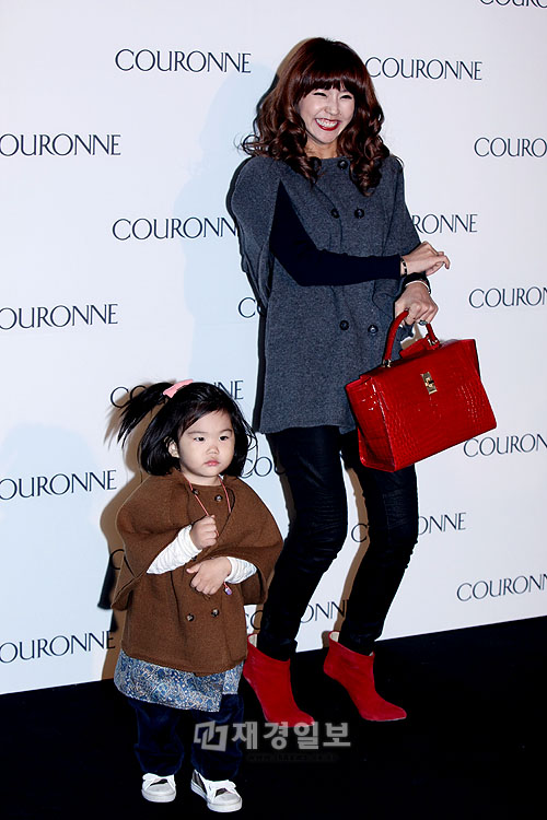 T-ARAウンジョン＆ヒョミン、ZE:Aイム・シワンら「COURONNE」オープニングイベントに出席（1） イ・ユンミと娘・アラちゃん