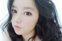 以前、ハン・ガインにそっくりと言われ爆発的関心を集めたコ・ドゥリムが、自身のブログにキューティー＆セクシーショットを掲載し、再び話題となっている。