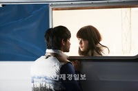 キム・スヒョンとスジの“ガラス越しのキス”が話題だ。