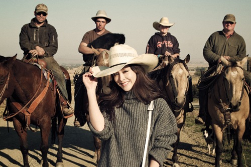 ハン・ジミンがライフスタイルマガジン『The Traveller』11月号で、ドラマ『屋根部屋の皇太子』終了後の近況と、米オレゴン州ベーカーシティで撮影したグラビアを公開した。