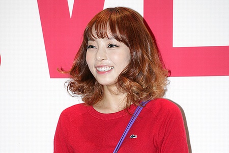 ‘LACOSTE L!VE WINTER WONDERLAND’パーティーが24日午後、ソウル奨忠洞のバンヤン・ツリークラブ ＆ スパ・ソウルプールサイド野外プールで開かれた。写真=KARAク・ハラ