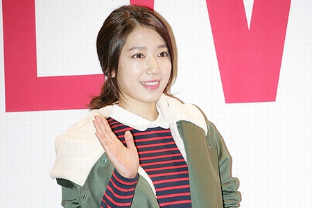 ‘LACOSTE L!VE WINTER WONDERLAND’パーティーが24日午後、ソウル奨忠洞のバンヤン・ツリークラブ ＆ スパ・ソウルプールサイド野外プールで開かれた。写真=パク・シネ