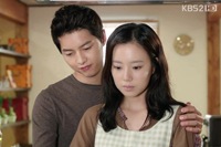 一瞬たりとも目の離せないストーリー展開で視聴者を虜にしているKBSドラマ『世界のどこにもいない優しい男』のソン・ジュンギが、細かい心理描写と内面演技を見せ、再び視聴者を感動させている。