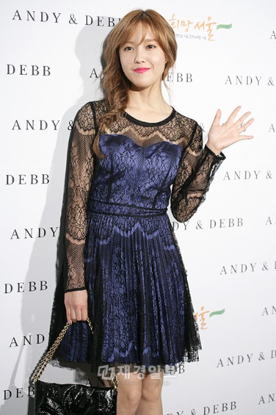 「2012秋季ソウルファッションウィーク」でT-ARAのヒョミンがセクシーなシースルールックを披露した。