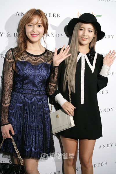 「2012秋季ソウルファッションウィーク」でT-ARAのヒョミンがセクシーなシースルールックを披露した。