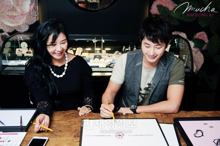 映画『私が殺人犯だ』でスクリーンデビューを控えた人気俳優パク・シフが、国内高級ジュエリーブランド「MUCHA」のキム・ジョンジュデザイナーとコラボレーションジュエリーを製作し、アジアファンへプレゼントするという。写真=MUCHA