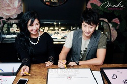 映画『私が殺人犯だ』でスクリーンデビューを控えた人気俳優パク・シフが、国内高級ジュエリーブランド「MUCHA」のキム・ジョンジュデザイナーとコラボレーションジュエリーを製作し、アジアファンへプレゼントするという。写真=MUCHA 映画『私が殺人犯だ』でスクリーンデビューを控えた人気俳優パク・シフが、国内高級ジュエリーブランド「MUCHA」のキム・ジョンジュデザイナーとコラボレーションジュエリーを製作し、アジアファンへプレゼントするという。写真=MUCHA