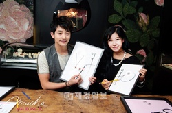 映画『私が殺人犯だ』でスクリーンデビューを控えた人気俳優パク・シフが、国内高級ジュエリーブランド「MUCHA」のキム・ジョンジュデザイナーとコラボレーションジュエリーを製作し、アジアファンへプレゼントするという。写真=MUCHA 映画『私が殺人犯だ』でスクリーンデビューを控えた人気俳優パク・シフが、国内高級ジュエリーブランド「MUCHA」のキム・ジョンジュデザイナーとコラボレーションジュエリーを製作し、アジアファンへプレゼントするという。写真=MUCHA