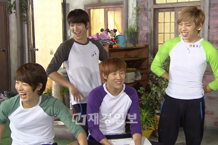 最近、日本アリーナツアーで全席完売を記録するなど大人気を誇っているINFINITE（インフィニット）が、その抜群のパフォーマンスとカリスマ性の裏に隠された茶目っ気たっぷりの素顔を公開し、注目を集めた。