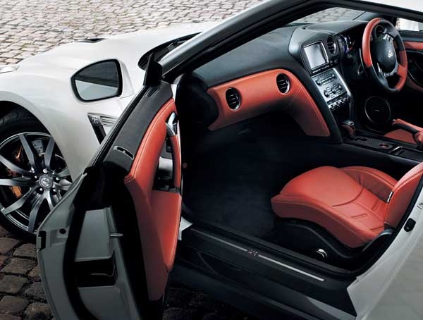 Premium editionインテリア(画像:日産自動車) Premium editionインテリア(画像:日産自動車)