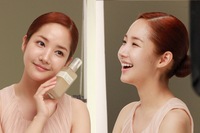 女優パク・ミニョンが、化粧品広告撮影現場ビハインド写真を通じて近況を公開し、話題を呼んでいる。