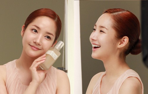 女優パク・ミニョンが、化粧品広告撮影現場ビハインド写真を通じて近況を公開し、話題を呼んでいる。