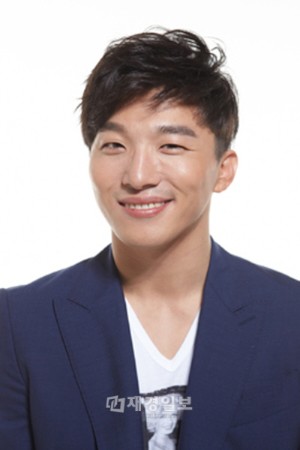 人気グループBIGBANGのメンバー、テヤン(SOL)の実兄としても知られている俳優トン・ヒョンベが、演劇『菊花の香り』で舞台デビューを果たす。 人気グループBIGBANGのメンバー、テヤン(SOL)の実兄としても知られている俳優トン・ヒョンベが、演劇『菊花の香り』で舞台デビューを果たす。