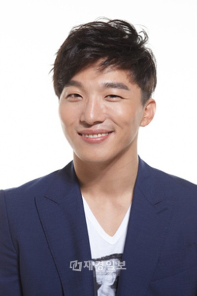 人気グループBIGBANGのメンバー、テヤン(SOL)の実兄としても知られている俳優トン・ヒョンベが、演劇『菊花の香り』で舞台デビューを果たす。