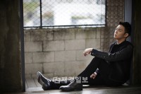 パク・ユチョンが主演を務める新MBC水木ドラマ『会いたい』のメインスチール写真が公開された。