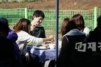 ソン・ジュンギが温かい食事で撮影現場にぬくもりを届けた。